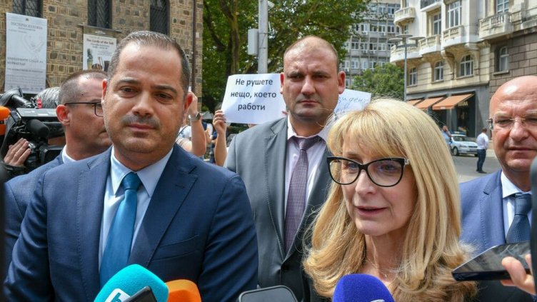 Стоянов: Задвижен е сценарий да се правят избори с "наше МВР" през "ала-бала с президента"