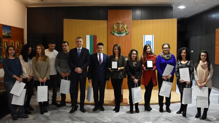 Наградиха участниците в конкурса „Да украсим Варна за Коледа 2018“ (СНИМКИ)