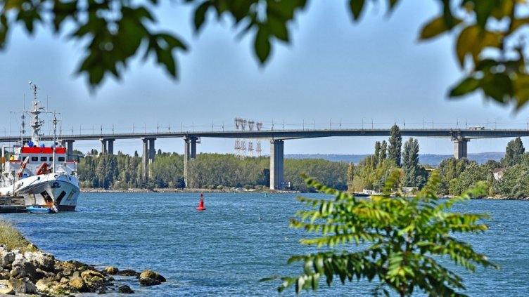 Днес и утре ще кърпят Аспаруховия мост 