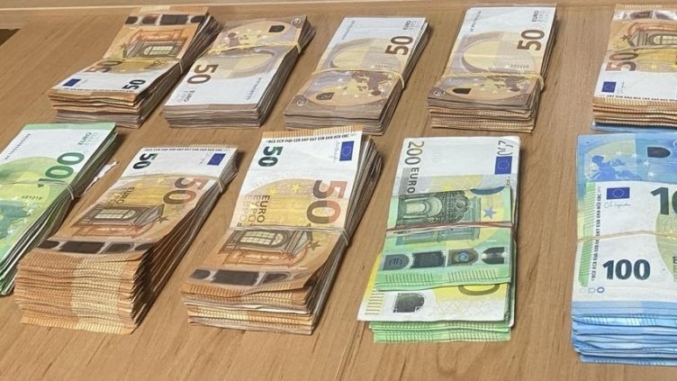 Тираджия скри в матрака си валута за над 100 бона, но го хванаха