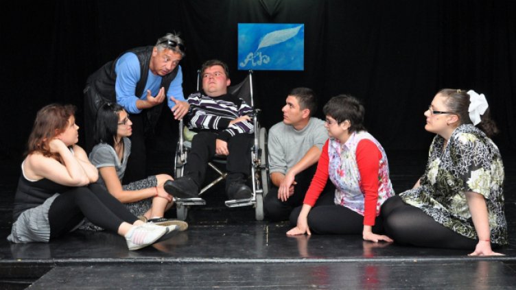 Играят безплатна постановка за децата с муковисцидоза