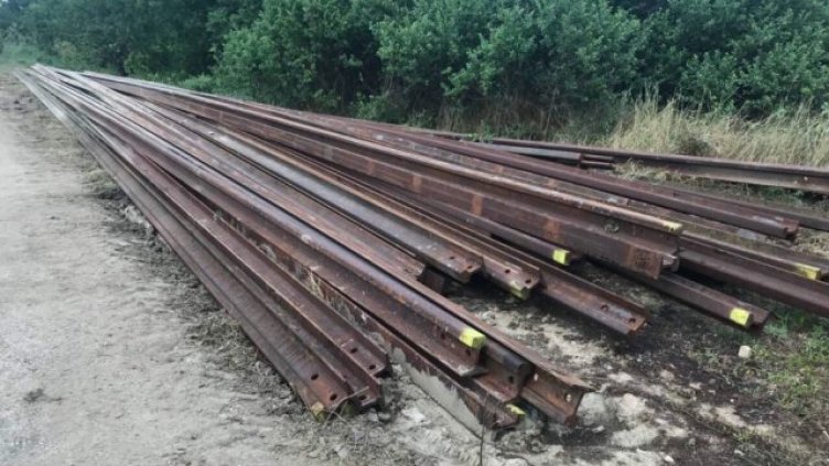 Спипаха двама младежи да крадат жп елементи във Варна