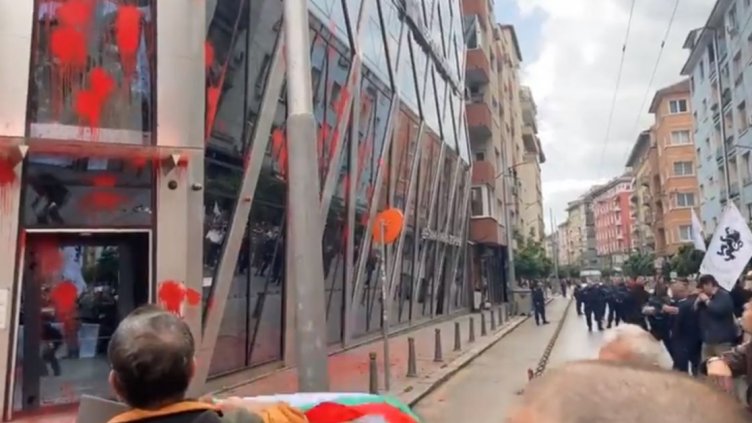 ЕК осъди вандалските прояви срещу сградата на нейното представителство в София