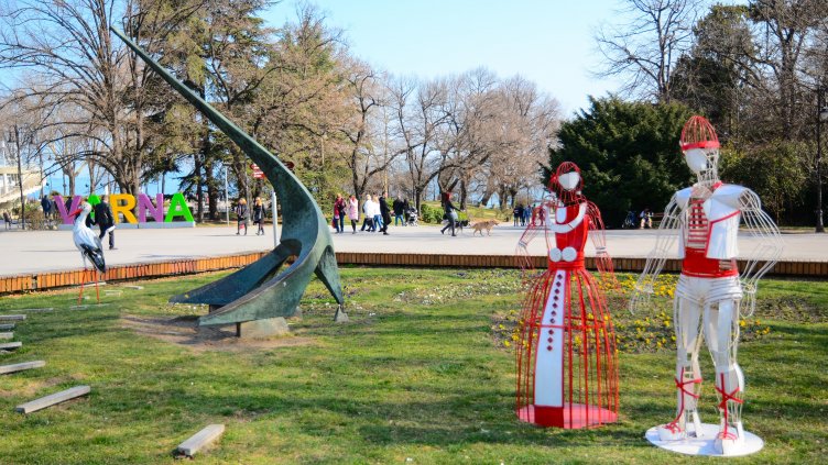 Сложиха големите Пижо и Пенда на входа на Морската градина във Варна