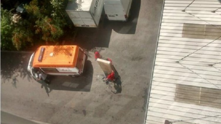 На шкаф му "прилоша", превозват го с линейка