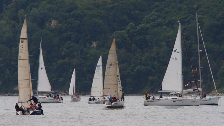 Трабант върху водно колело и сал от ВиК-тръби участват на дунавската регата