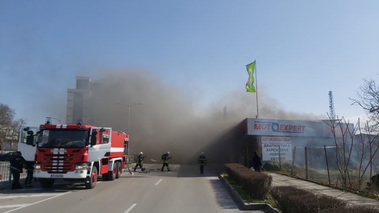 Извънредно: Огненият ад до жп гарата във Варна (СНИМКИ)