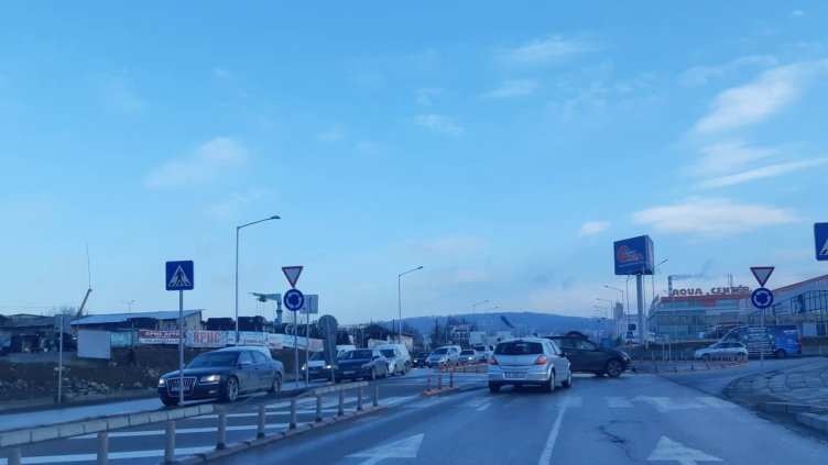 Катастрофа блокира новото кръгово на пробива на бул. „Сливница“