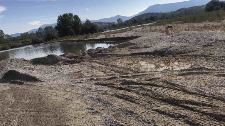 Установиха незаконен добив на инертни материали от река Струма