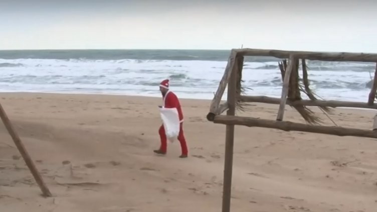 Дядо Коледа и доброволци чистят плажове у нас