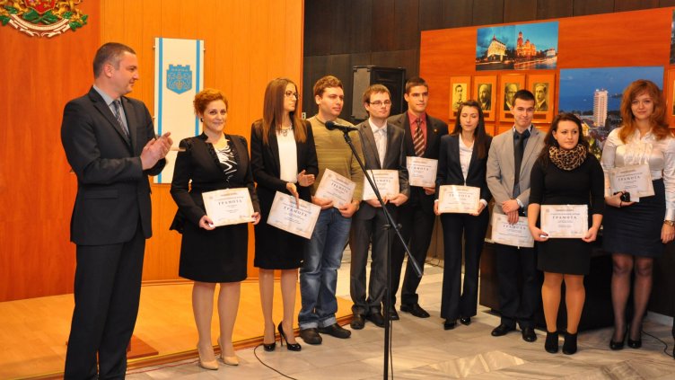 Кметът награди изявени студенти
