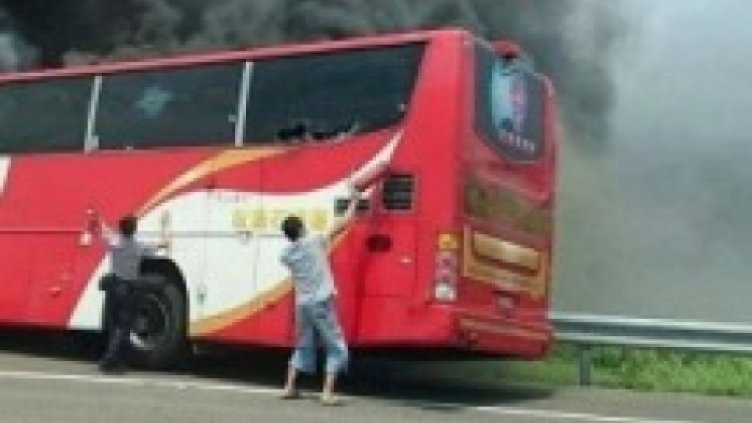 Сблъсък между автобус и камион в Румъния