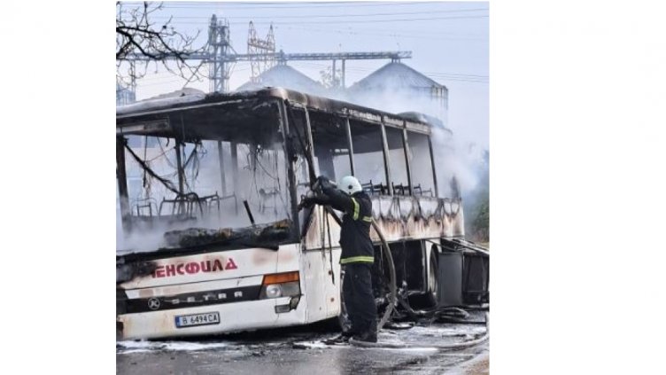Автобус изгоря до основи до варненско село