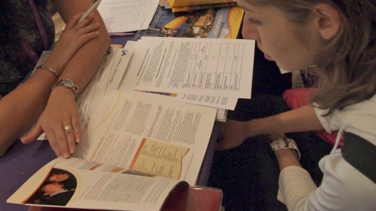 Топвузове пресяват студентите ни през Фейсбук