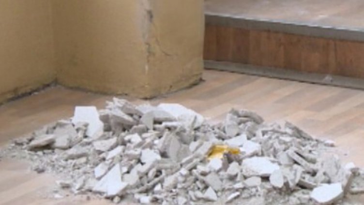 Паднала мазилка замалко да убие 2 ученички