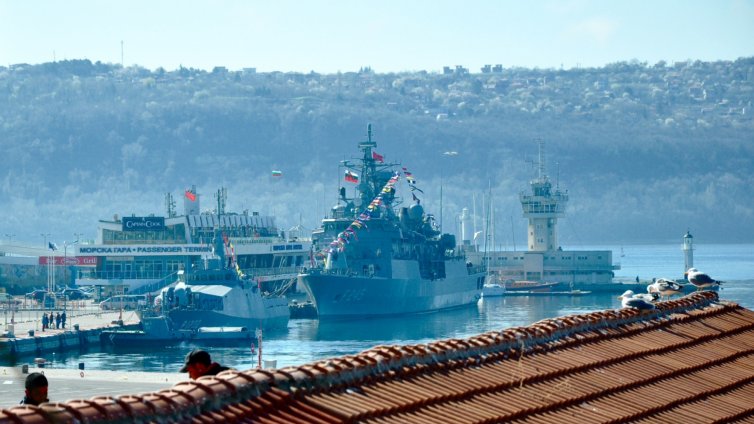 Турски военни кораби акостираха във Варна