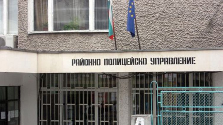 Гърци вилнеят в Сандански, скачат на таксиджия и полицай