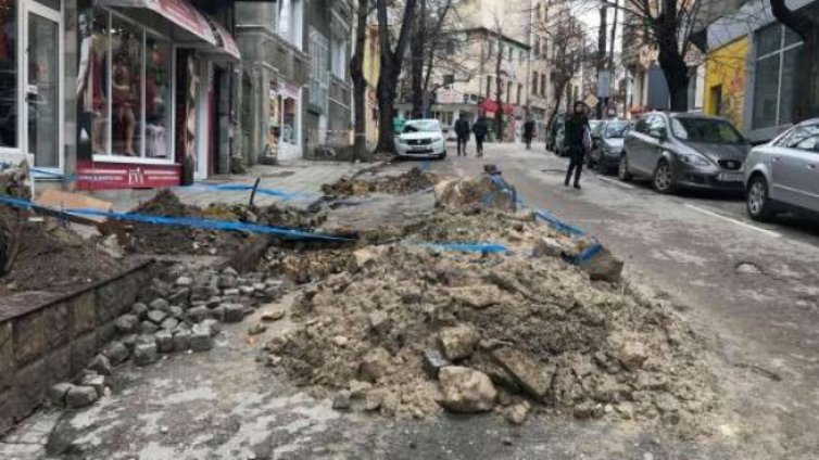 Пропада улица около археологически разкопки в центъра на Варна