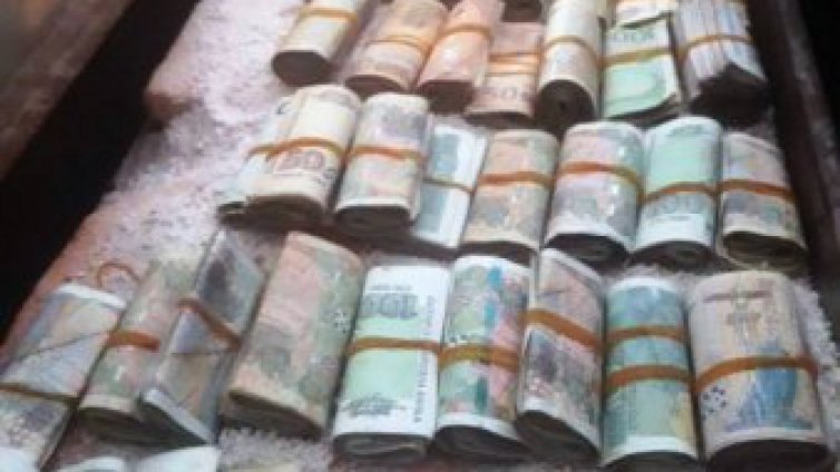 Заловиха наркодилър, откриха в дома му 77 000 лева и валута