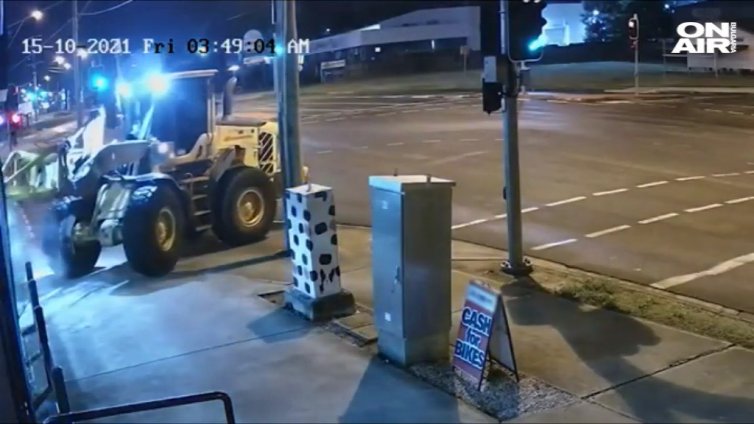 Куриоз: Мъж сви трактор и го използва, за да отмъкне два мотора ВИДЕО