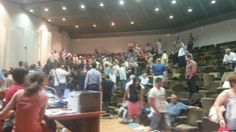 Феновете на "Спартак" отново нагорещиха страстите в зала "Пленарна"