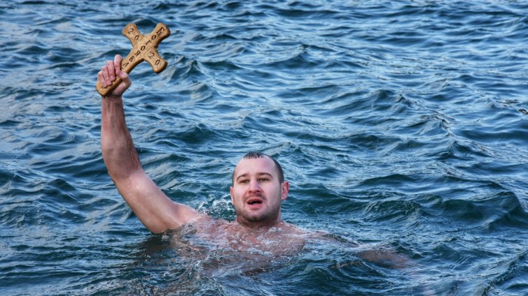 27-годишният Александър Николов извади кръста на Богоявление във Варна (СНИМКИ)