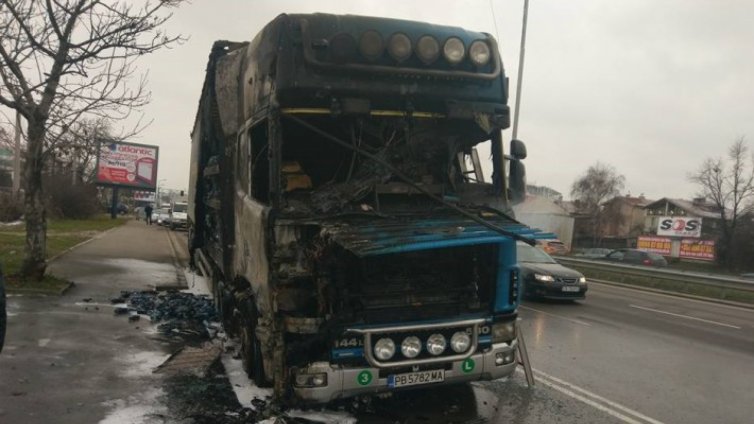 Камион се запали на &bdquo;Цариградско шосе&rdquo;