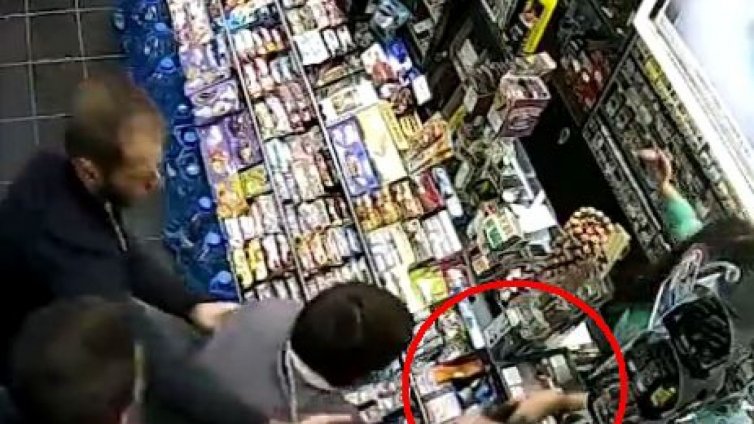 Ученик от 12-и клас извадил пистолет в магазин във Варна