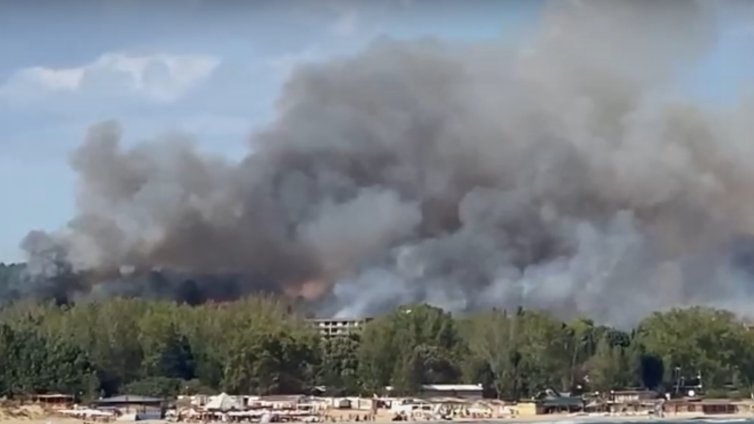 Голям пожар избухна над Созопол, евакуират хора (ВИДЕО)