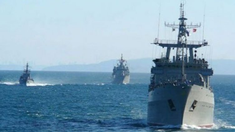 Украйна евакуира 5 военни кораба от базата в Севастопол