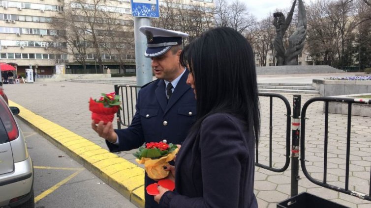 За 8 март: Катаджии подаряват цветя вместо глоби във Варна