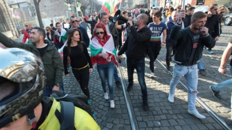 От другата страна: Полицаи свалиха каски в солидарност с протеста