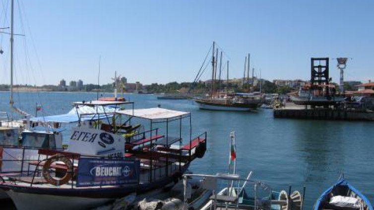 Пожар изпепели корабче в Несебър