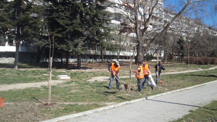 Започна пролетно засаждане на дървета и цветя в район „Младост“