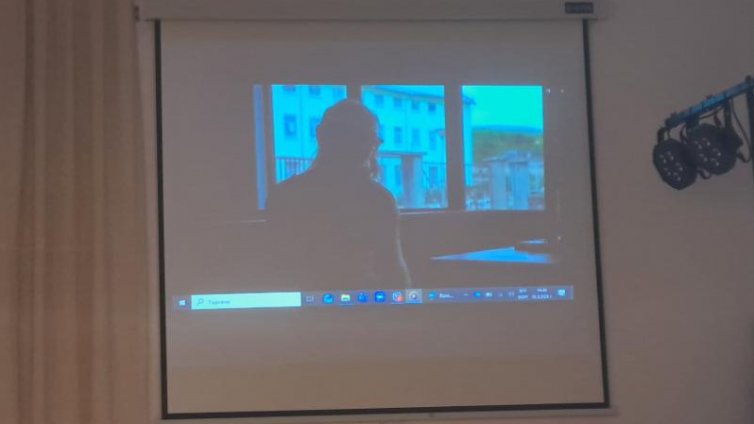 Гимназисти от Варна гледаха интервю с жена, осъдена за разпространение на дрога