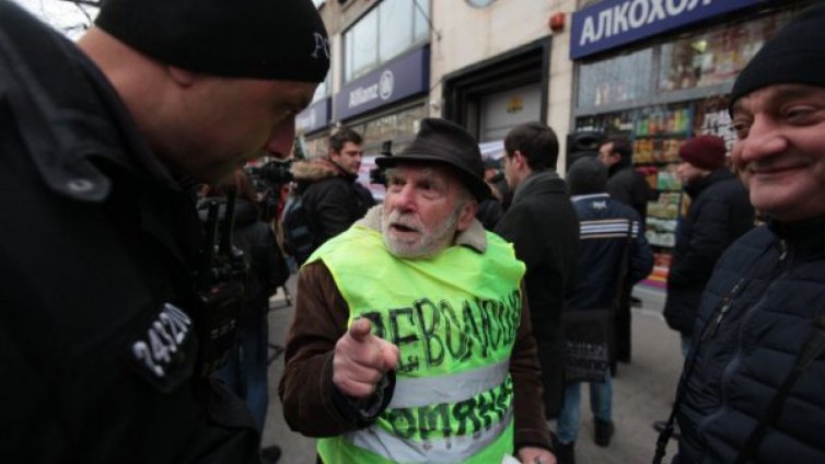 Протестиращи напират пред КЕВР  