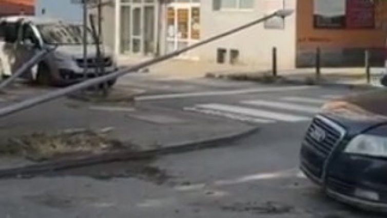 Надрусан&nbsp;шофьор на два вида дрога отнесе стълб до Първо РУ