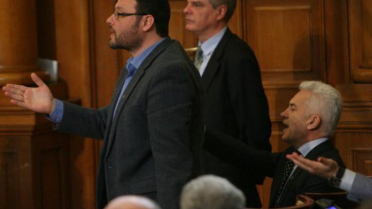 Депутати едва не се сбиха в парламента