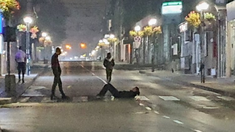 Опасно: Тийнейджъри лягат на пешеходните пътеки 