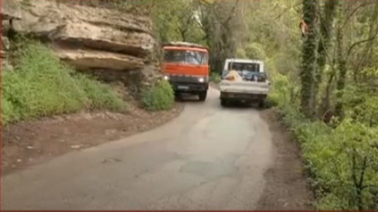 Внимание падащи камъни! Варненци сигнализираха за опасен път (ВИДЕО)