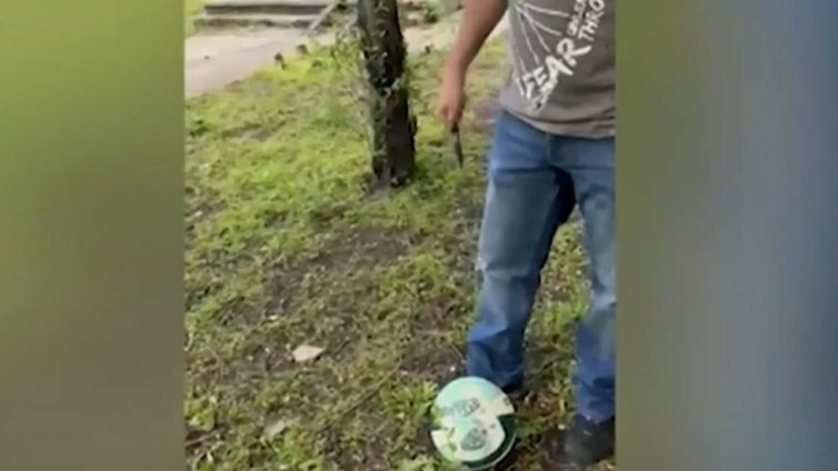 Мъж размаха нож на детска площадка и спука топка за игра