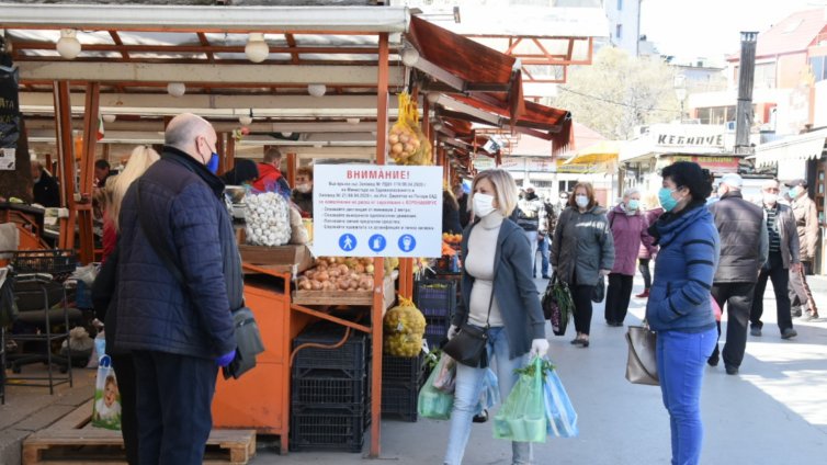 Не допускат хора без маски на пазара във Варна (СНИМКИ)