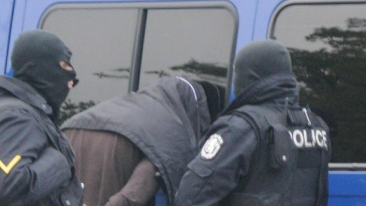 Хванаха шофьор на микробус, пълен с мигранти