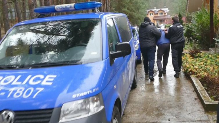 Задържаха българи за каналджийство и изнудване