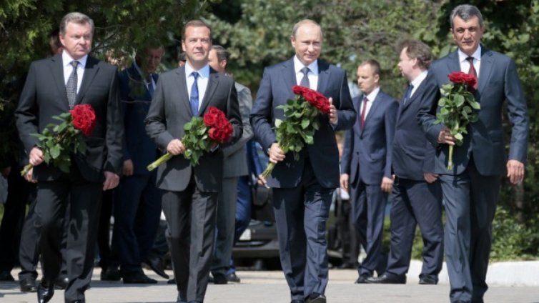 Путин и Медведев почетоха паметта на защитниците на Севастопол
