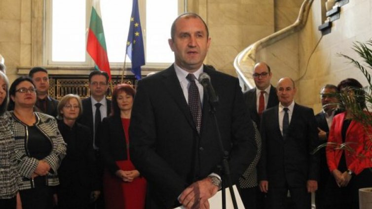 Новозбраният за президент Радев готов със служебен кабинет