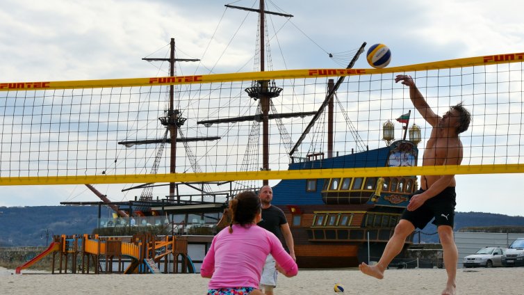 Варненци разцъкаха бийчволей край морето (СНИМКИ)