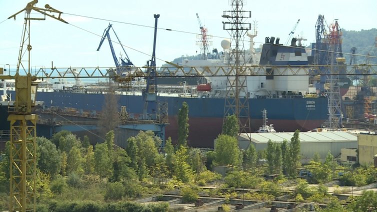 Танкер, атакуван с дрон в Черно море, влезе за ремонт във Варна