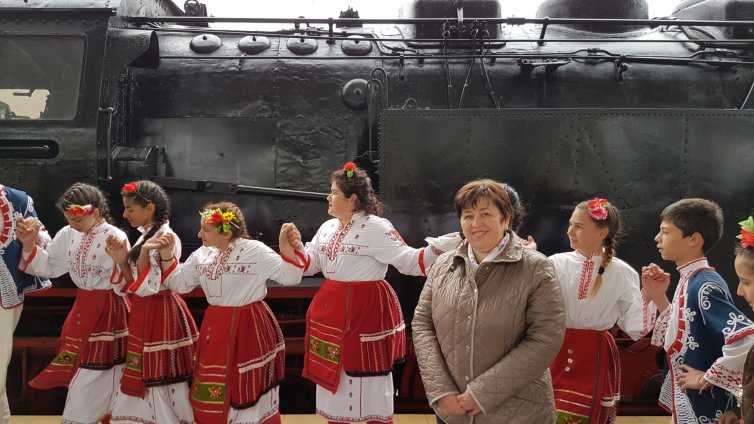 Над 1000 български туристи пътуват с влак и ретро локомотив