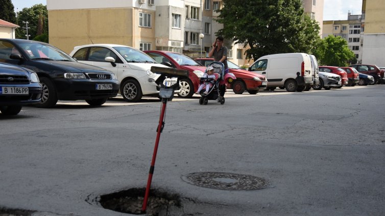 Маркираха със стирка пропадане на улица във Варна